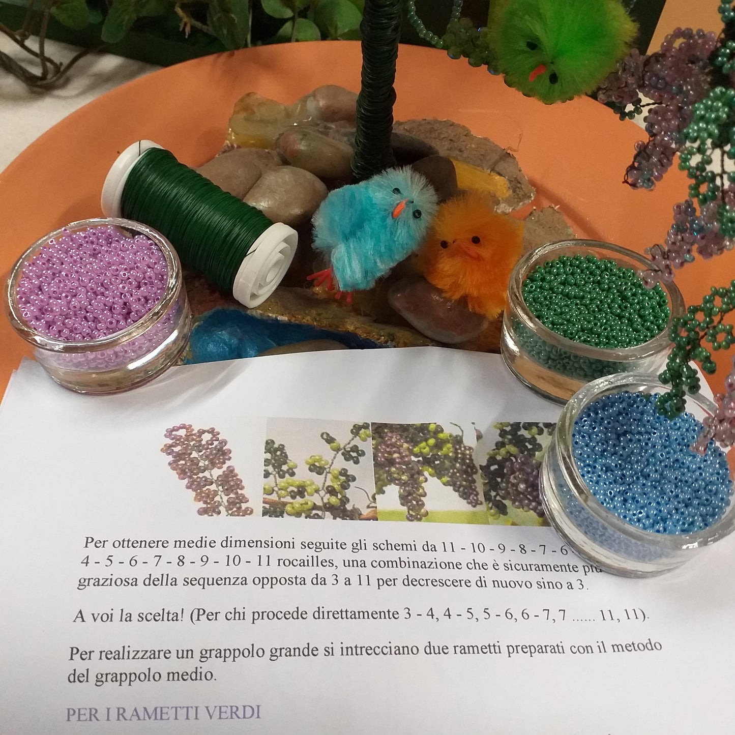 come creare grappoli fiori tecnica uva perline verde lavanda lilla filo istruzioni guttaperca steli pulcini colorati materiale kit fai da te albero pianta bonsai glicine di perle rocailles vetro conteria veneziana
