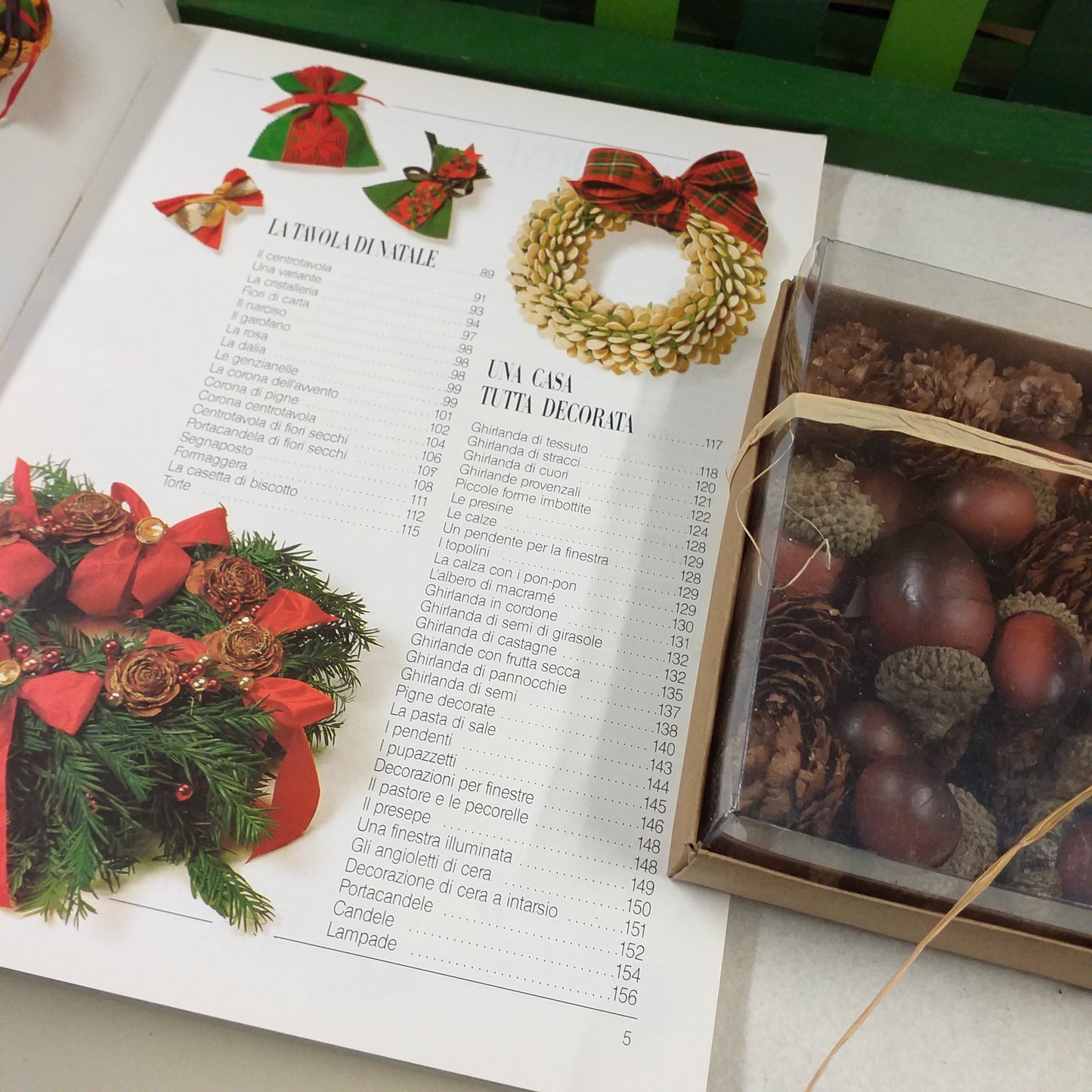 sommario la tavola di Natale, una casa tutta decorata, decorazioni per natale offerta D gift box ghiande pigne scatola regalo rafia kit lavoretti regali decorazioni fai da te manuale accessori natalizi idee composizione centrotavola ghirlanda fuoriporta