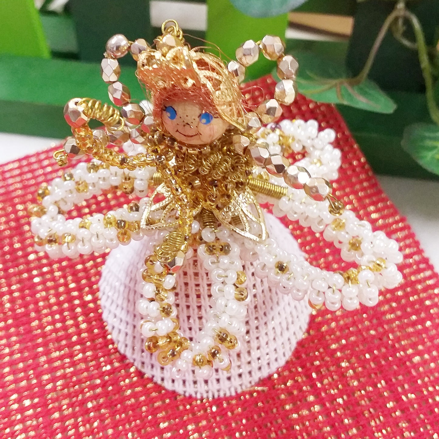 primo piano bamboline perline Natale di angioletti istruzioni tutorial fotografici schemi cartamodelli perle idee decorazioni natalizie addobbi albero