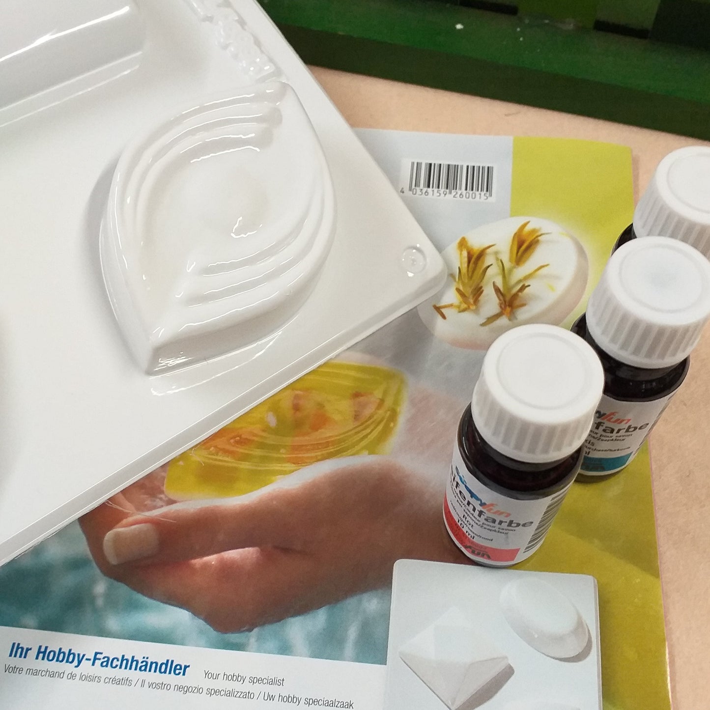 Ihr Hobby-Fachhaendler - your hobby specialist - il vostro negozio specializzato kit fai da te sapone materiale base forme di stampi ovale colori glicerina da colata per modellismo saponette a casa rohseife consigli e idee del produttore soapyFun by HobbyFun Seifengiessen esempi con fiori secchi