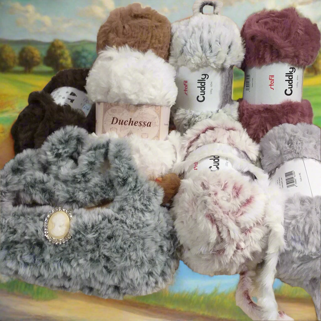 vetrina colori bianco rosa grigio cammello marrone lana pelliccia filato pelosetto pelliccetta peluche per borsa uncinetto modello pochette o clutch con cammeo uso stola scaldacollo pupazzi invernali