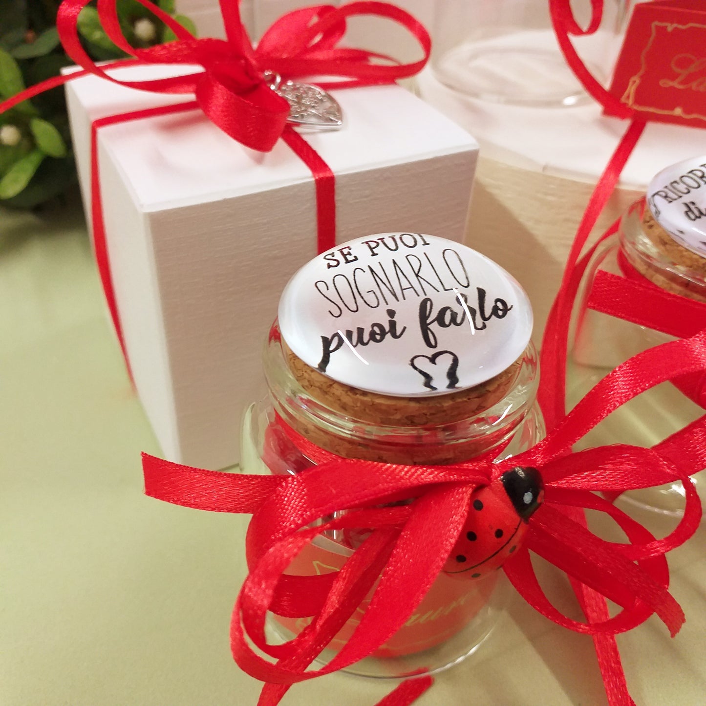 packaging charms albero vita cuoricino e se puoi sognarlo puoi farlo, frasi scritte su tappo barattolo laurea bomboniera portaconfetti italiani confezionato 5 confetti nastrino applicazione coccinella portafortuna bigliettino personalizzato su vasetto vetro