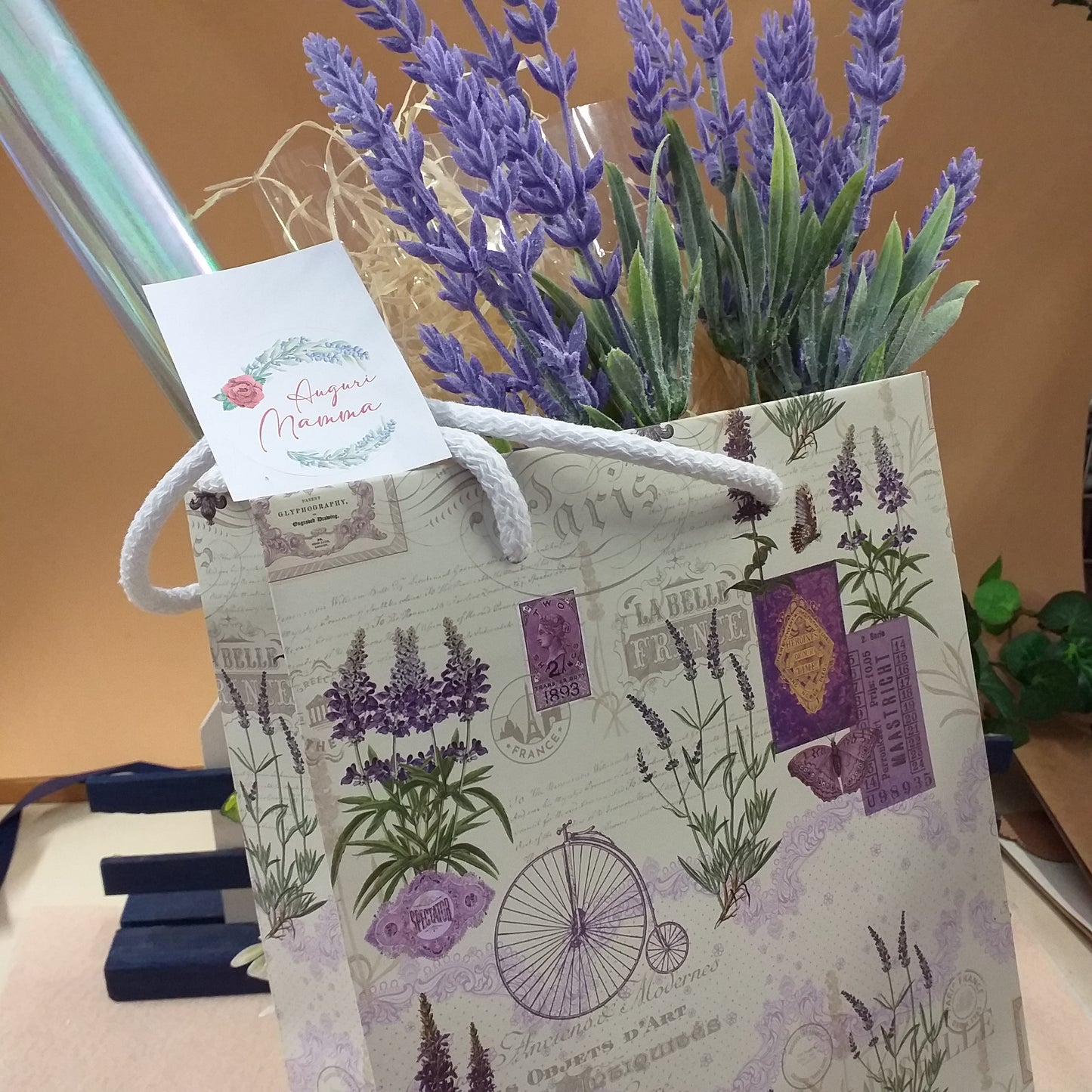 kit costruire packaging confezione regalo festa della mamma tema lavanda shopper sportina carta borsa regalo stampata piantine rami fiori stampa vintage timbri mezzi di trasporto simboli della città di Parigi fiori finti artificiali paglietta legno cellophane confezionamento etichetta tag