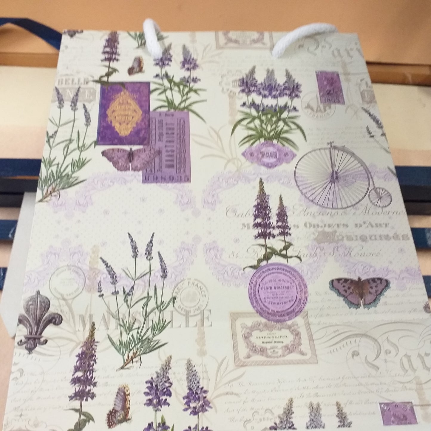 dettagli packaging confezione regalo lavanda shopper sportina carta borsa regalo stampata piantine rami fiori stampa vintage timbri mezzi di trasporto simboli della città di Parigi