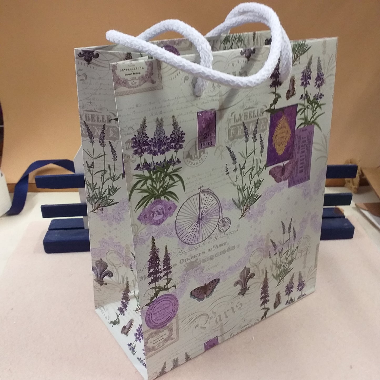 packaging confezionare regalo lavanda shopper sportina carta borsa regalo stampata piantine rami fiori stampa vintage timbri mezzi di trasporto simboli della città di Parigi