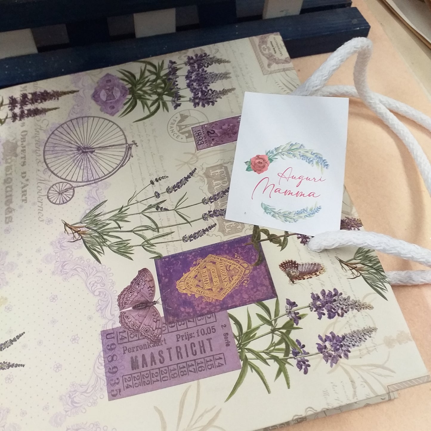 etichetta auguri mamma e sportina packaging confezione regalo lavanda shopper carta borsa regalo stampata piantine rami fiori stampa vintage timbri mezzi di trasporto simboli della città di Parigi