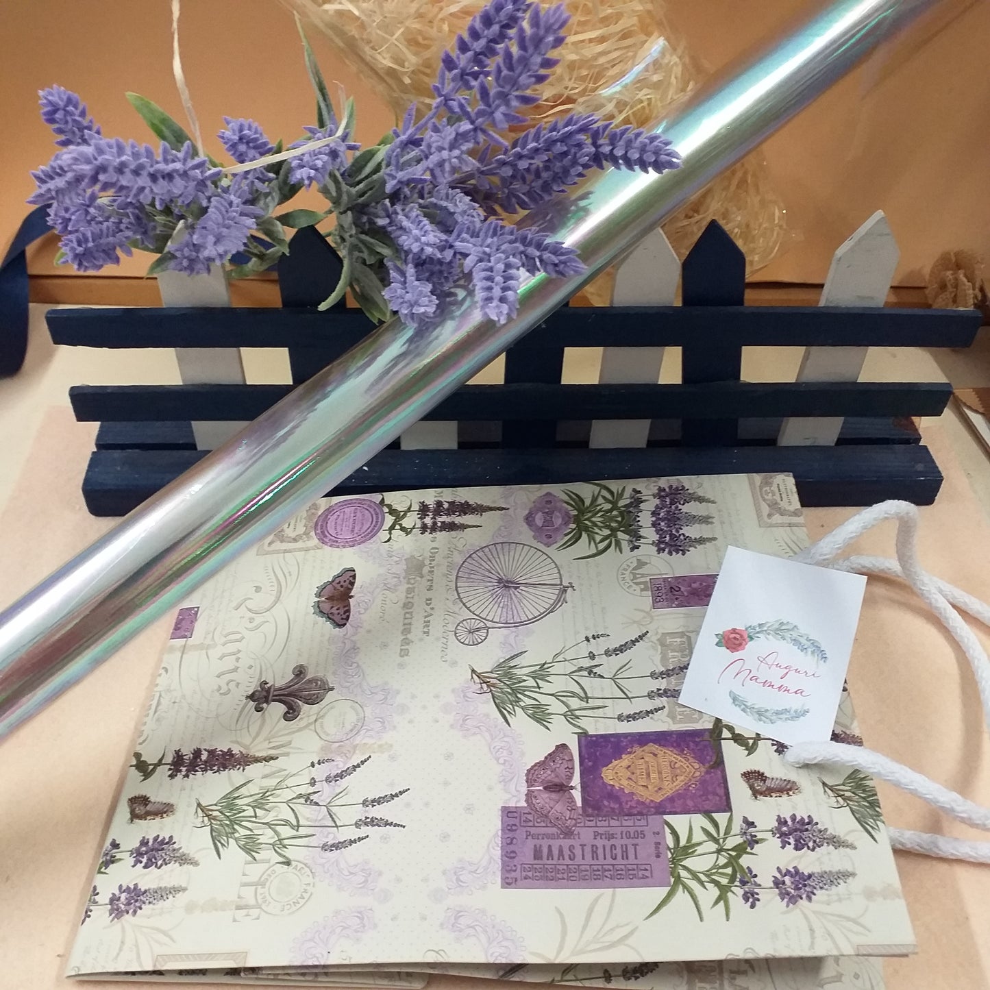 composizione kit costruire packaging confezione regalo festa della mamma tema lavanda shopper sportina carta borsa regalo stampata piantine rami fiori stampa vintage timbri mezzi di trasporto simboli della città di Parigi fiori finti artificiali paglietta legno cellophane confezionamento etichetta tag