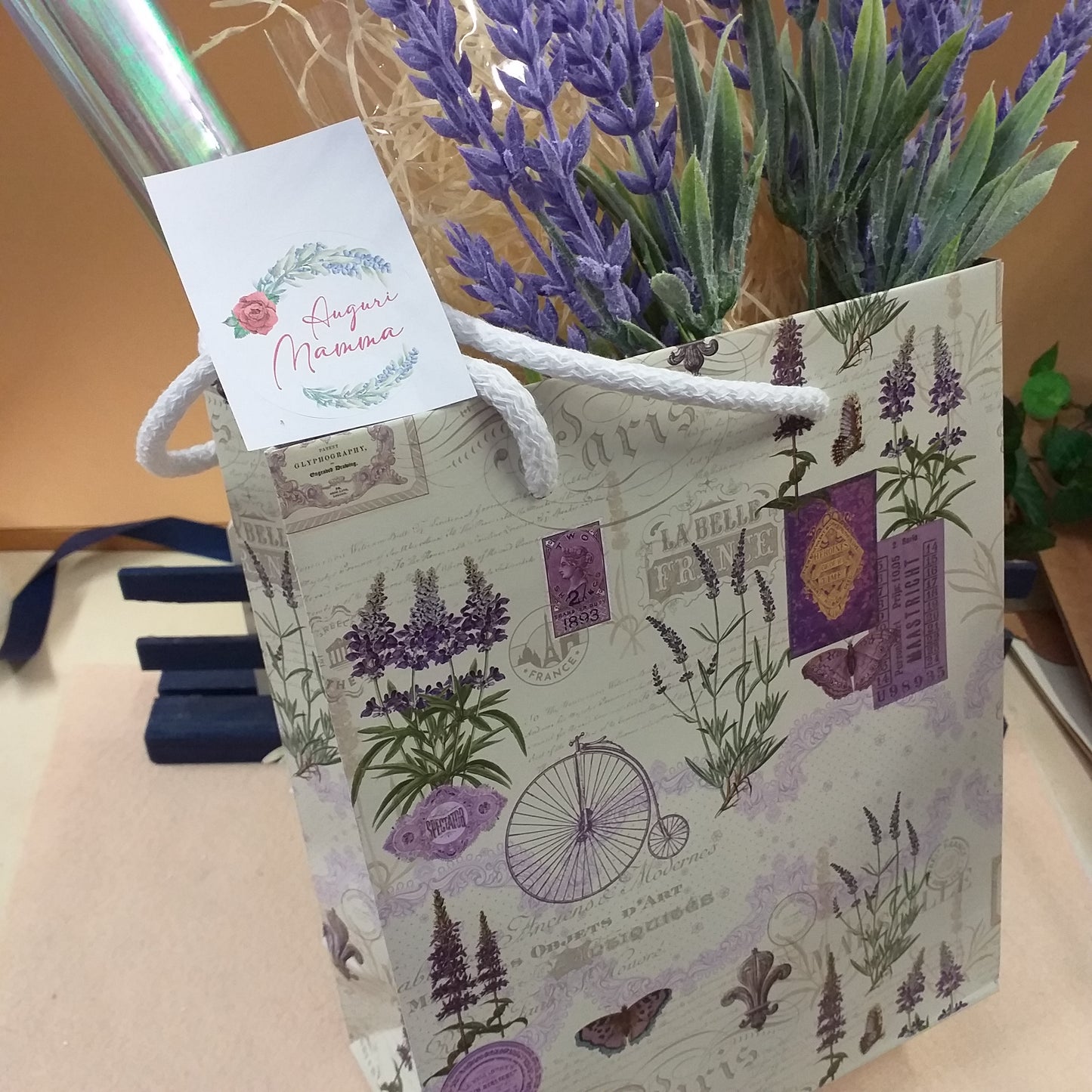 kit per confezionare con sportina packaging confezione regalo lavanda shopper carta borsa regalo stampata piantine rami fiori stampa vintage timbri mezzi di trasporto simboli della città di Parigi