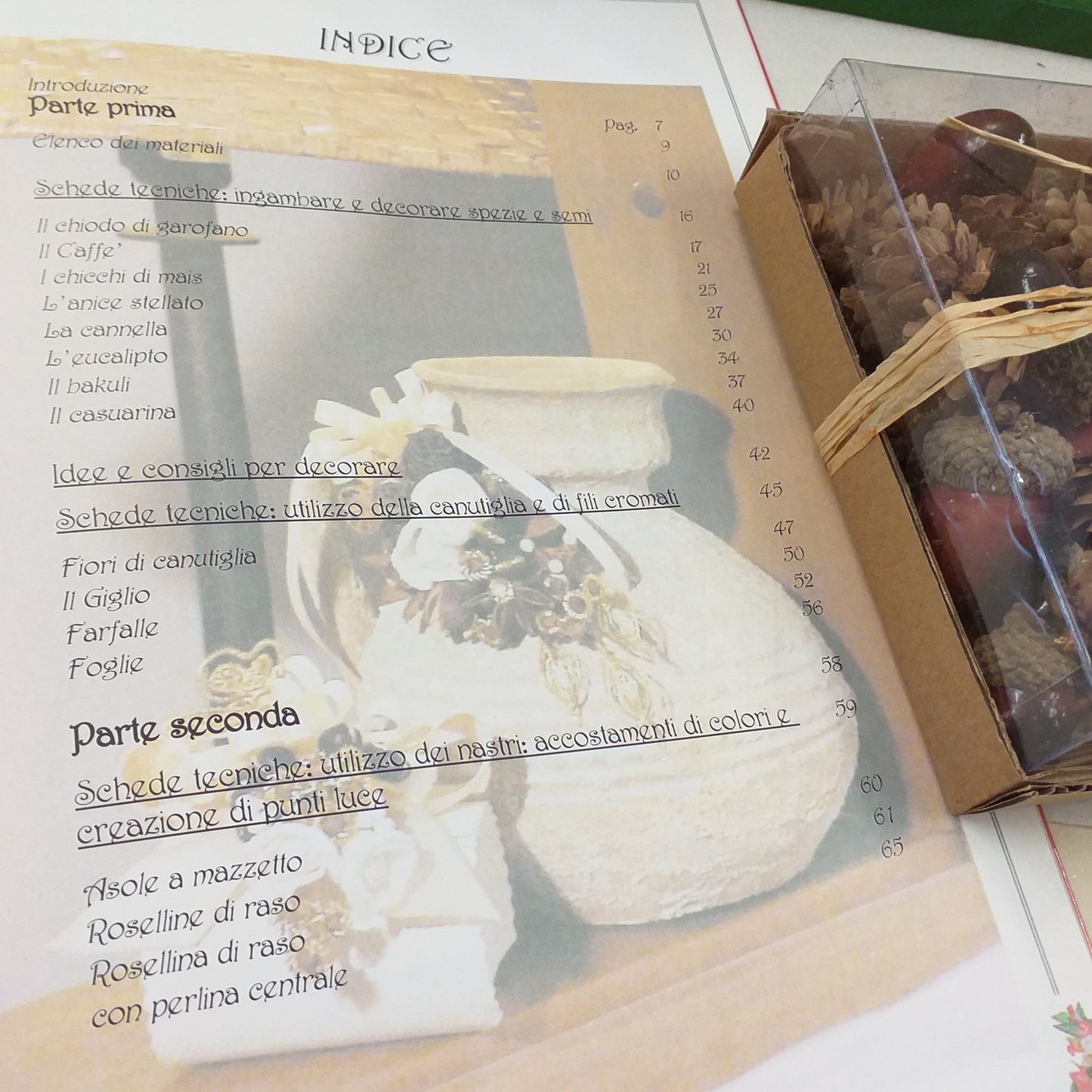 parte prima e seconda le tecniche per ingambare e decorare le spezie i semi idee consigli decorare natale rustico fiori di canutiglia giglio farfalle foglie utilizzo nastri roselline di raso con perline