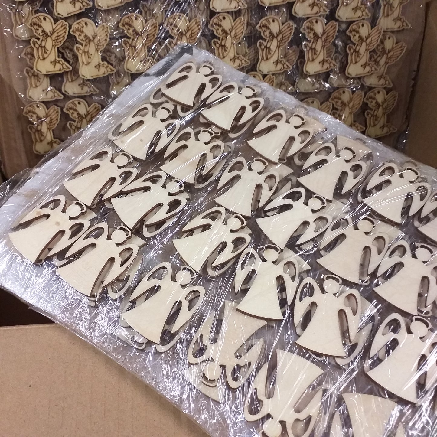 gadget di angioletti green, angeli legno stilizzati piastrine legnetti applicazioni decorazioni ciondoli fai da te bomboniere sacre religiose simboli comunione cresima battesimo ricordini souvenir pensierini catechiste maestre