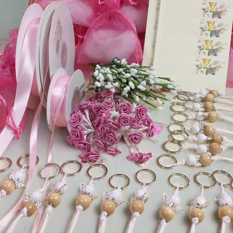 sacchettini organza fucsia bigliettini Prima Comunione velo di sposa roselline rosa nastrini per confezionare portachiavi legno angioletti artigianali angeli realizzati a mano con perle e perline ali di metallo