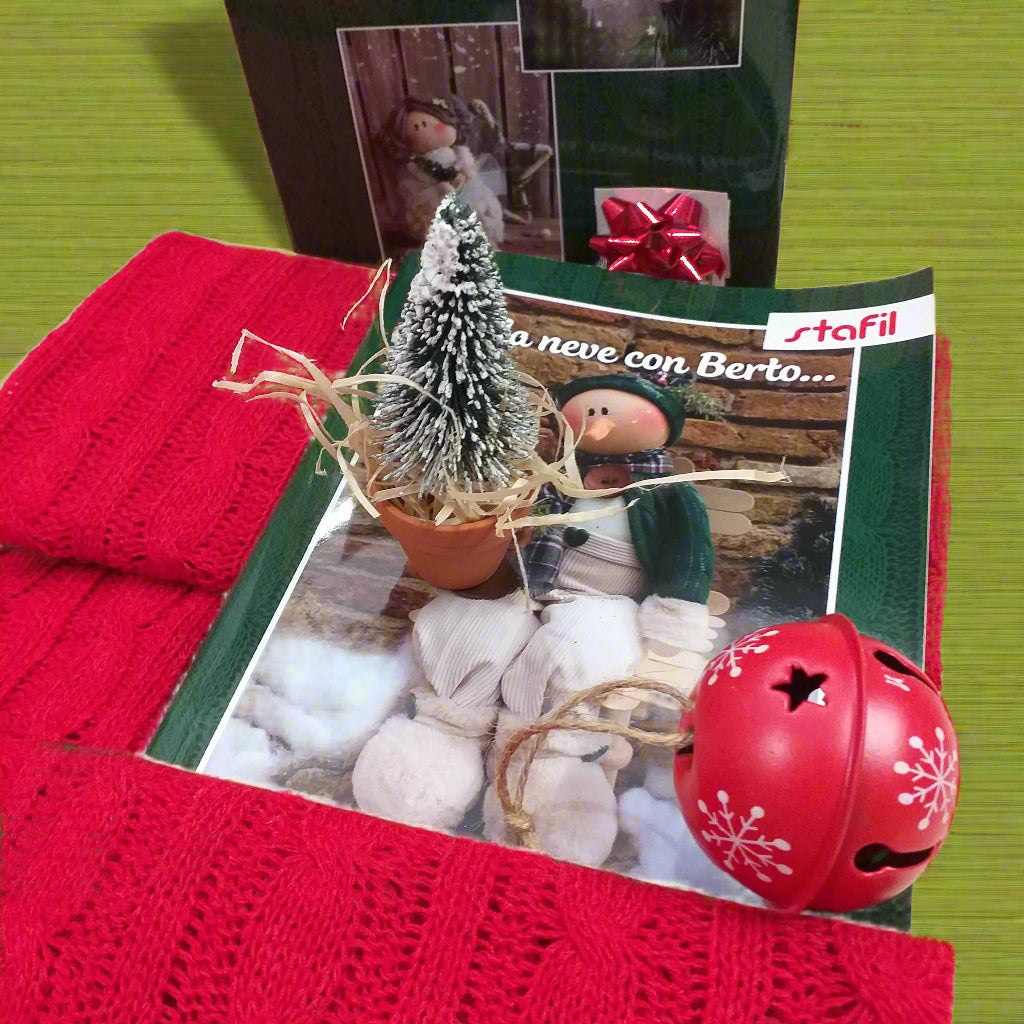 materiali accessori creativi e kit manuale Sulla neve con Berto Stafil Natale 2025 cartamodelli libretto di bambole pupazzi in pezza tessuto di feltro pannolenci creare lavoretti creativi bambini fiocchi nascita coccarde ghirlande fuoriporta addobbi decorazioni bamboline angioletti pupazzo di neve