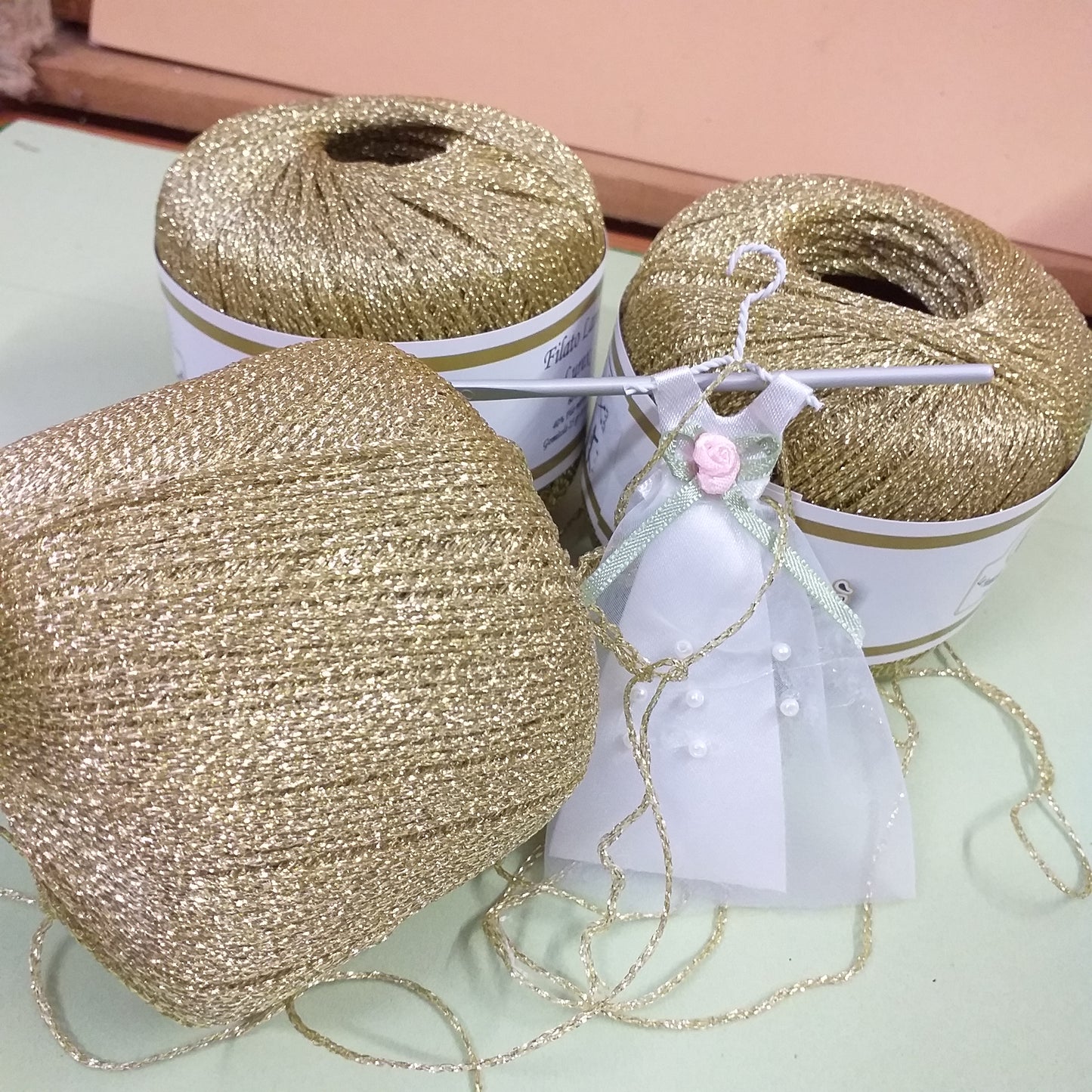 filato metallizzato stock gomitoli offerta oro lurex lamé dorato per lavori uncinetto maglia filo addobbi albero Natale, idea abito da sposa miniatura