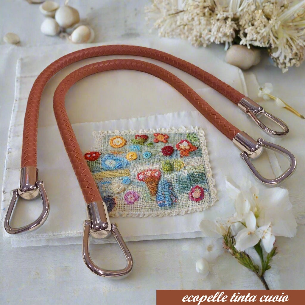 colore beige tinta cuoio coppia manici ecopelle intrecciata con attacchi finali per borse artigianali uncinetto pochette di stoffa tessuto ricamato clutch bags estive moda mare shopper di paglia rafia cordino