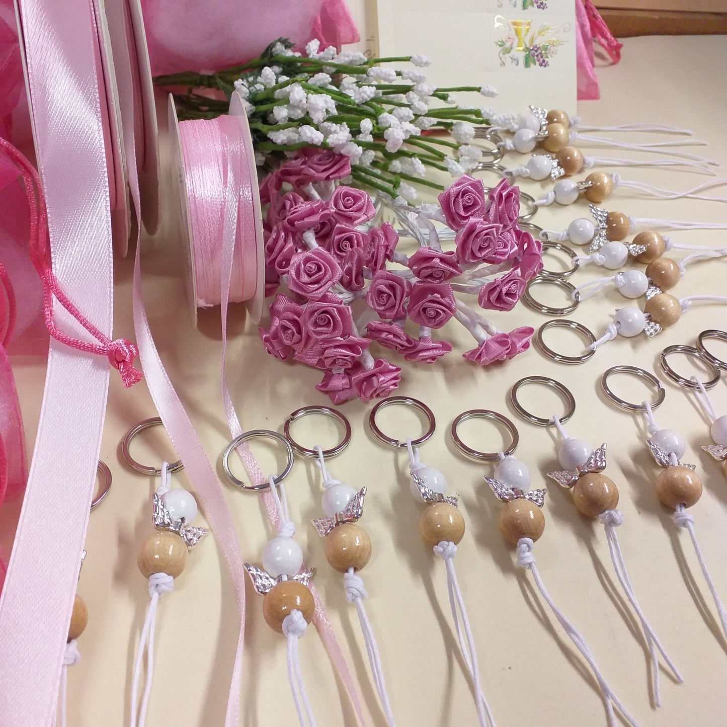 bigliettini Prima Comunione velo di sposa roselline rosa materiali nastrini per confezionare portachiavi legno angioletti artigianali angeli realizzati a mano con perle e perline ali di metallo