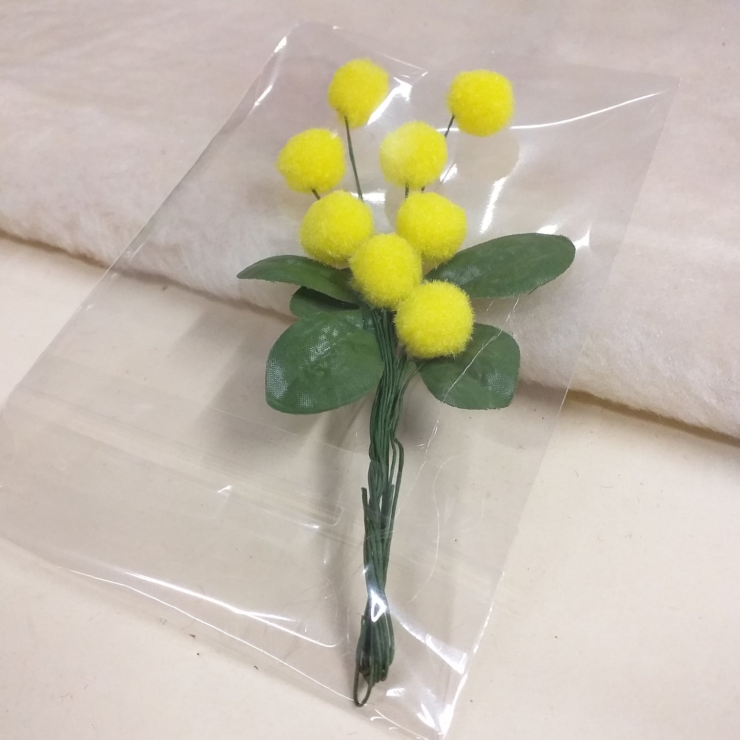 bustina trasparente con pick mazzolino bouquet piccolo miniatura fiori mimosa finta artificiale di ciniglia gialla pistilli foglie uso segnaposto chiudipacco regalo decorazioni fioristi festa della donna 8 marzo