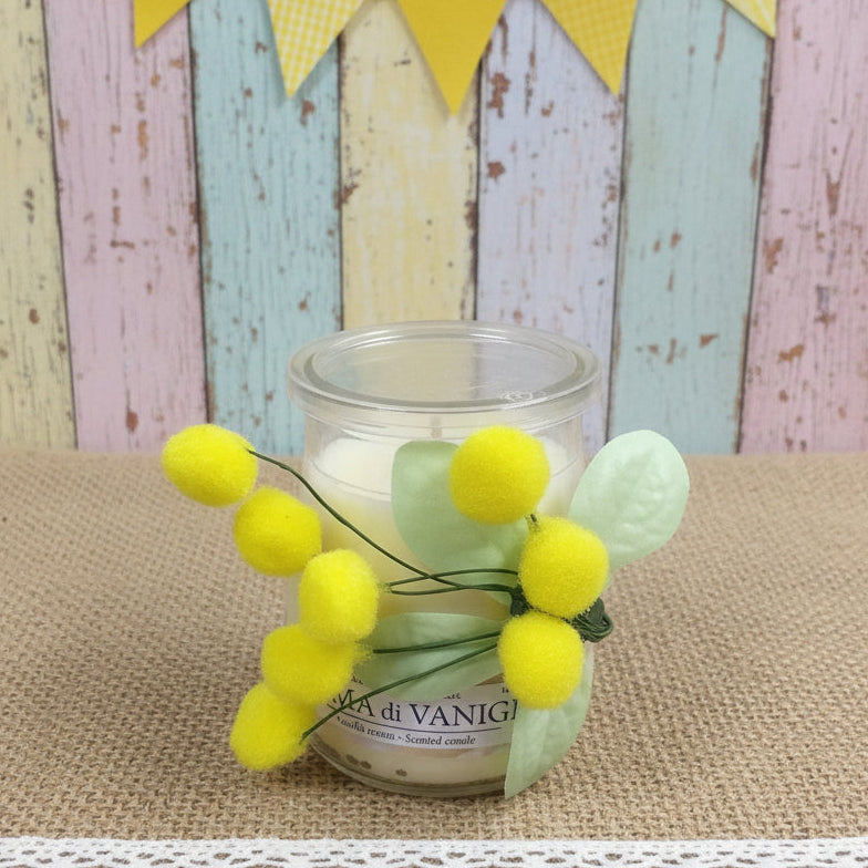 idea vasetto candela profumata segnaposto ristorante con pick mazzolino bouquet piccolo miniatura fiori mimosa finta artificiale di ciniglia gialla pistilli foglie uso decorazioni fioristi festa della donna 8 marzo