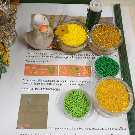 ripasso delle tecniche hobby perline vetro conteria veneziana di perle rocailles gialle verdi per creare mimosa kit fai da te papere bianche fili steli guttaperca stemtex verde istruzioni foto