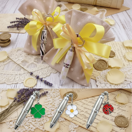 sacchettino tela rustica beige pois confezionato mini penna biro portachiavi bomboniera Comunione Cresima con fiocco coccarda nastro giallo ciondolo margherita quadrifoglio coccinella