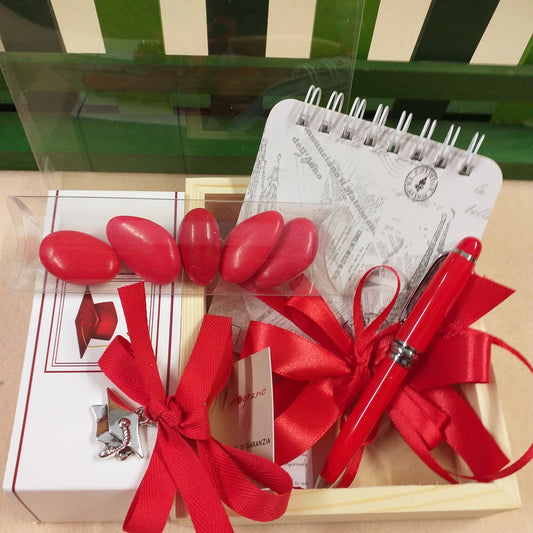nastro rosso per set di scrittura astuccio legno e plastica scritta laurea penna rossa biro mini block notes ciondolo cappello tocco tubo portaconfetti confetti rossi coccarda nastro confezionata artigianale
