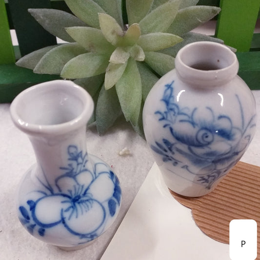 coppia vasi porcellana fiori bianco blu oggetti lotto offerta stock outlet miniature ricordini souvenir idee regalo collezioni bomboniere arredamento mobili casa delle bambole sorpresa uova cioccolato pasquale