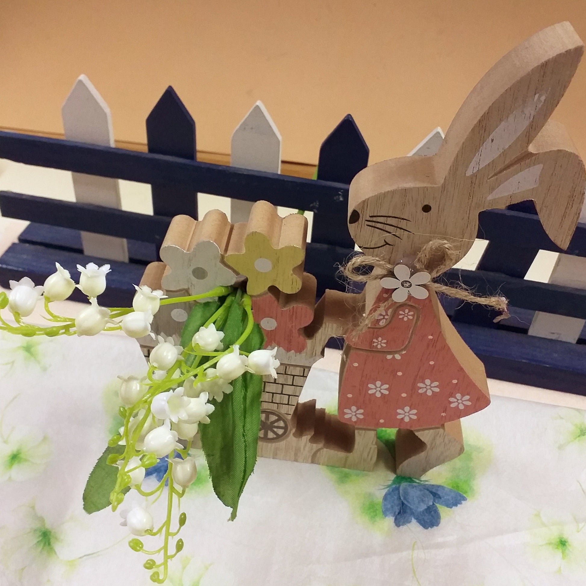 idea creare composizione decorazione coniglietta fioraia carretto legno e rametto pick mughetti bianchi fiori finti artificiali per fai da te bomboniere allestimento matrimonio centrotavola floreali vetrine