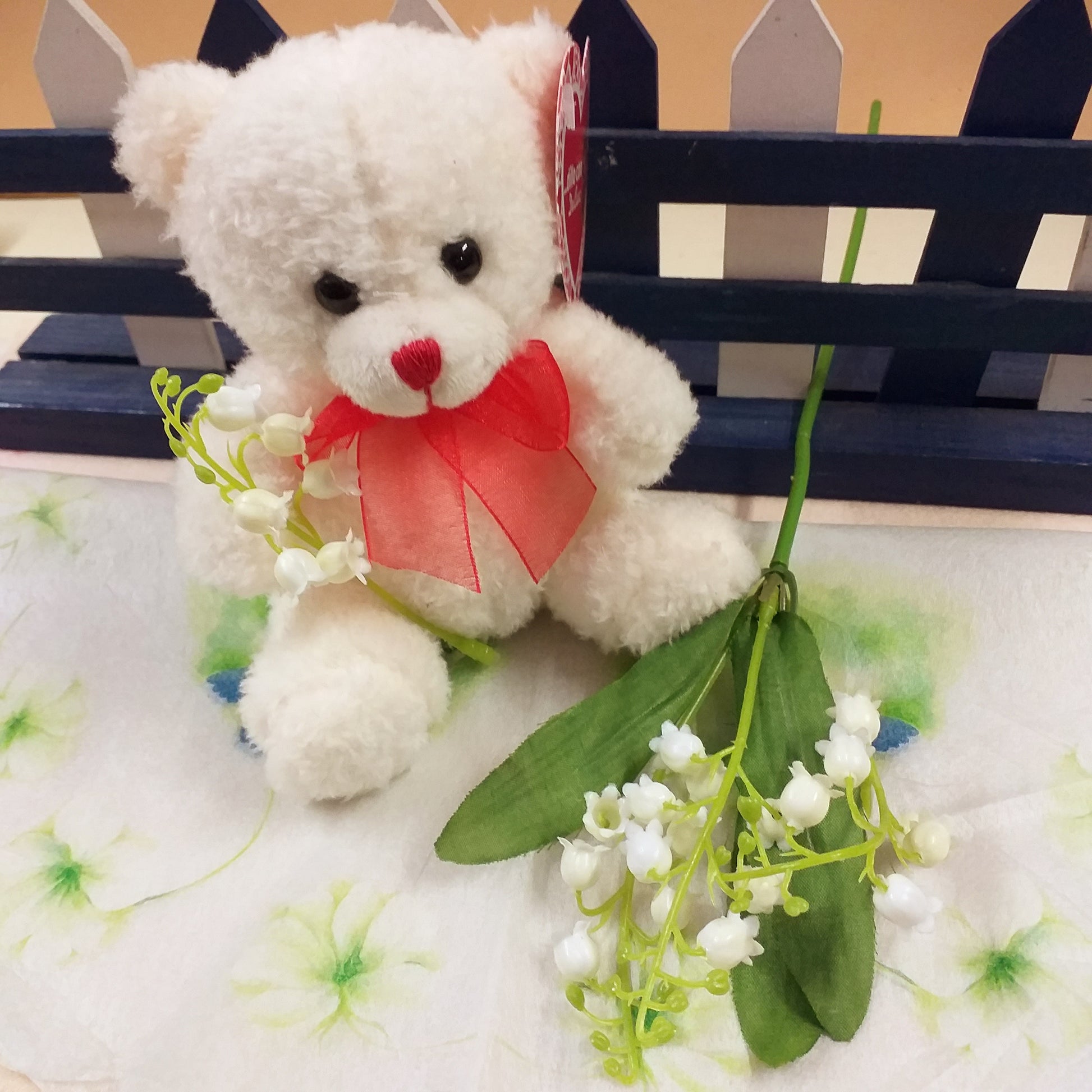 idea creare composizione decorazione orsetto peluche e rametto pick mughetti bianchi fiori finti artificiali per fai da te bomboniere allestimento matrimonio centrotavola floreali vetrine