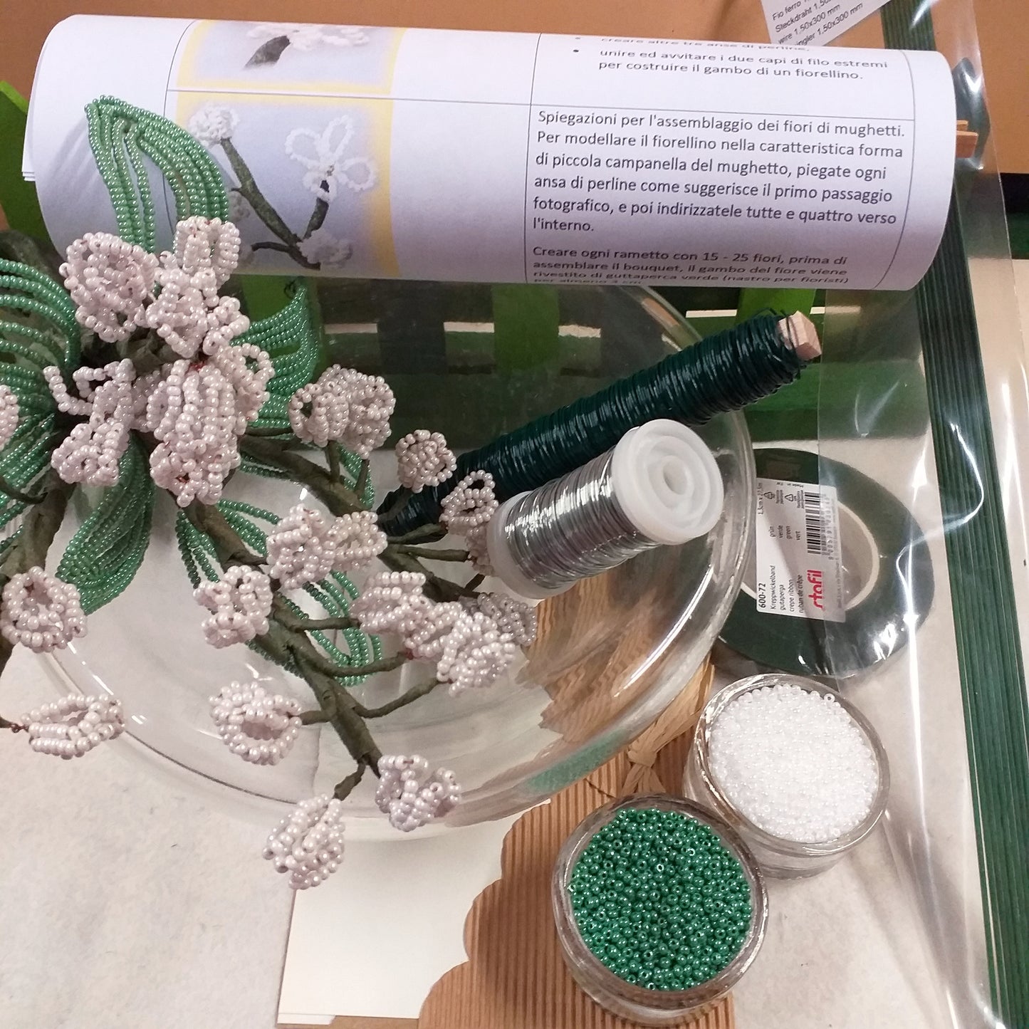 kit materiali occorrente foto tutorial spiegazioni creare mughetti perline fiori bianchi per bomboniere matrimonio bouquet sposa centrotavola rocailles beads conteria bianco verde guttaperca steli fili ciotola vetro