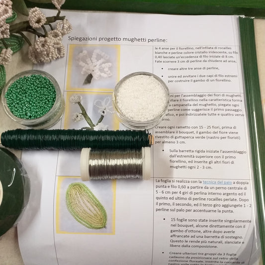 progetto creativo kit materiali occorrente foto tutorial spiegazioni creare mughetti perline fiori bianchi per bomboniere matrimonio bouquet sposa centrotavola rocailles beads conteria bianco verde guttaperca steli fili
