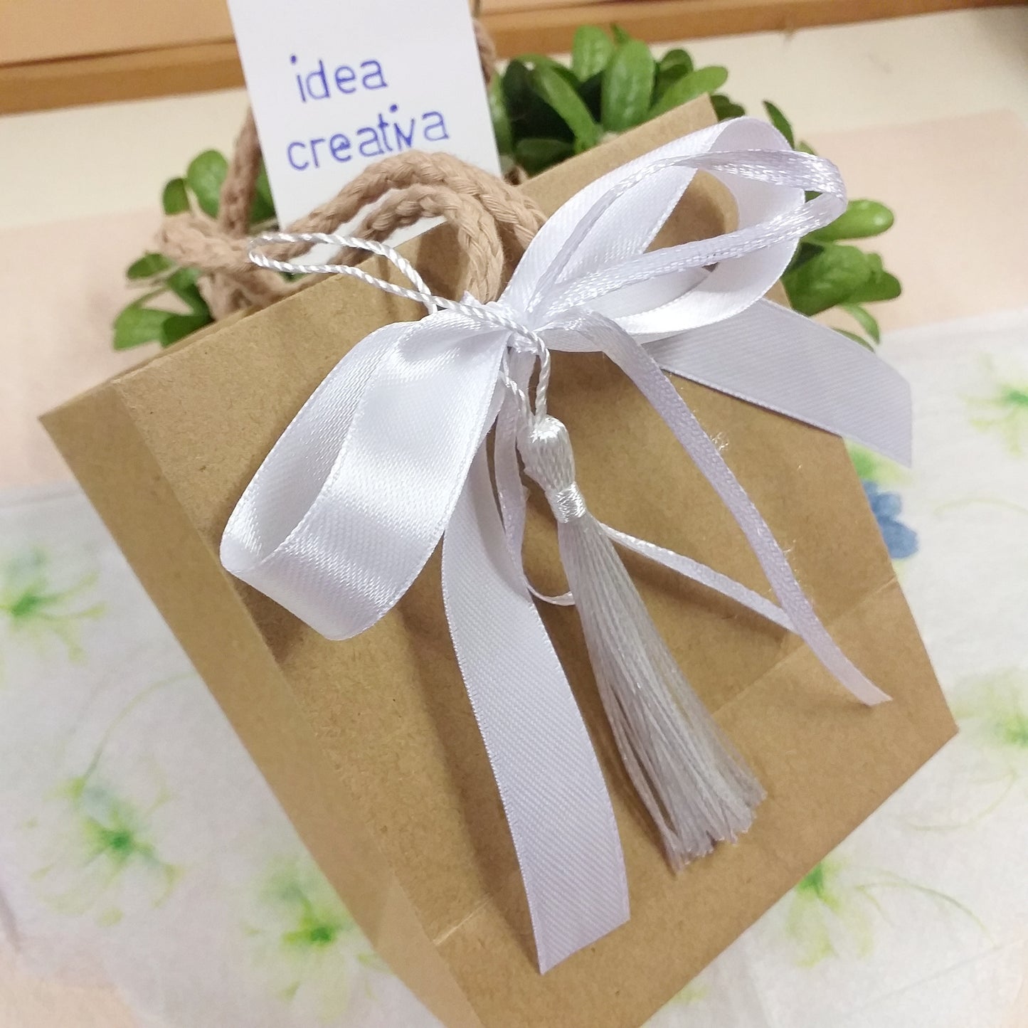 idea creativa shopper borsina packaging fiocco nappina bianca decorativa applicazioni fai da te bomboniere e segnalibro laurea comunione cresima matrimonio ricordini souvenir