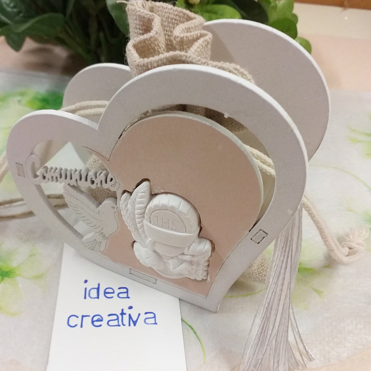 idea creativa icona legno shabby Prima Comunione sacchettino e nappine bianche decorative applicazioni fai da te bomboniere e segnalibro laurea comunione cresima matrimonio packaging ricordini souvenir