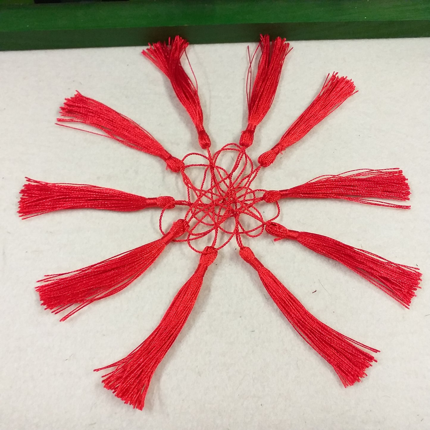 raggiera di nappine di cordoncino decorative colorate rosse da 13 cm uso segnalibro laurea bomboniere fai da te applicazioni
