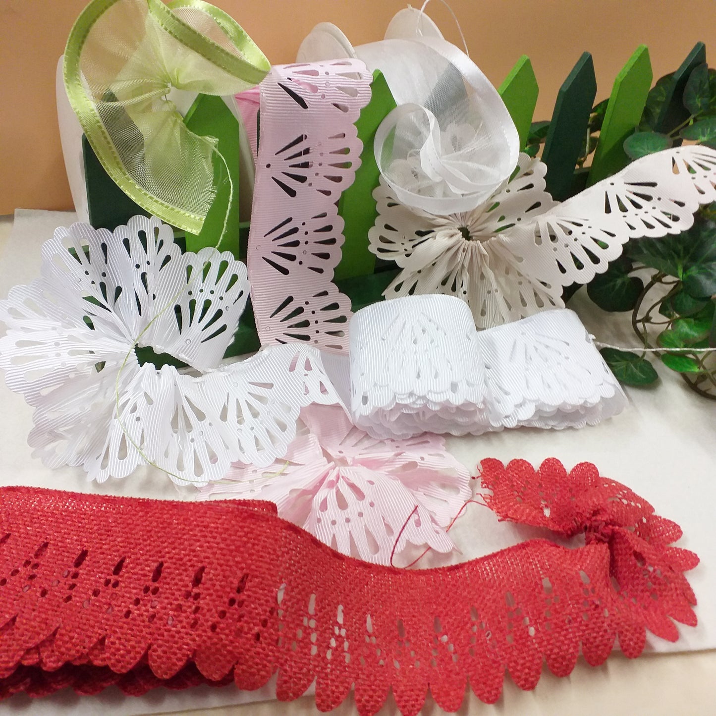colori e tessuti organza raso tela juta shop online negozio vendita nastri bomboniere con tirante per coccarda e fiocco facile veloce cucito bambole angioletti packaging Natale