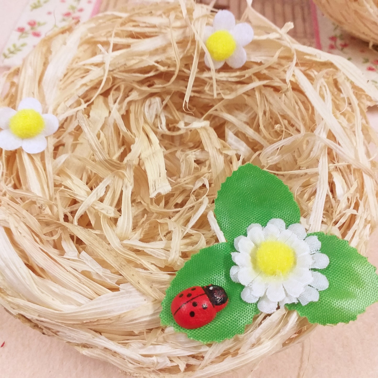 margherita di stoffa decorazioni su nidi finti artificiali di paglia rafia di legno applicazioni fiori coccinelle portafortuna uso centrotavola decorazioni addobbi albero pasquale vetrine