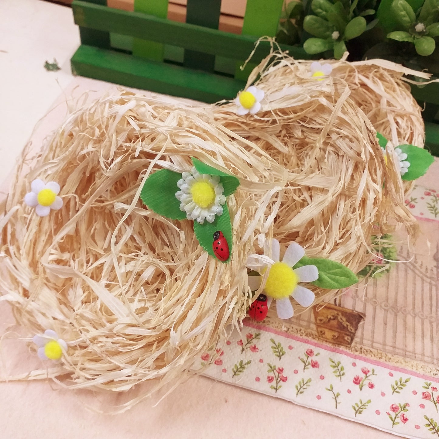 vetrina shop tris di nidi finti artificiali di paglia rafia di legno applicazioni fiori margherite stoffa feltro coccinelle portafortuna uso centrotavola decorazioni addobbi albero pasquale vetrinistica