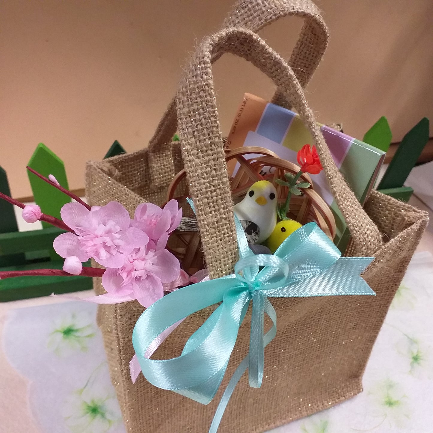 sportina coccarda fiocco tiffani-pastello fiore di pesco finto decorazioni addobbi pasquali shopper borsina juta confezione regalo uccellino cestino uova confetti maxtris ovette soft confettate gianduia fondente bianco pistacchio latte cioccolato gusti assortiti 150 grammi