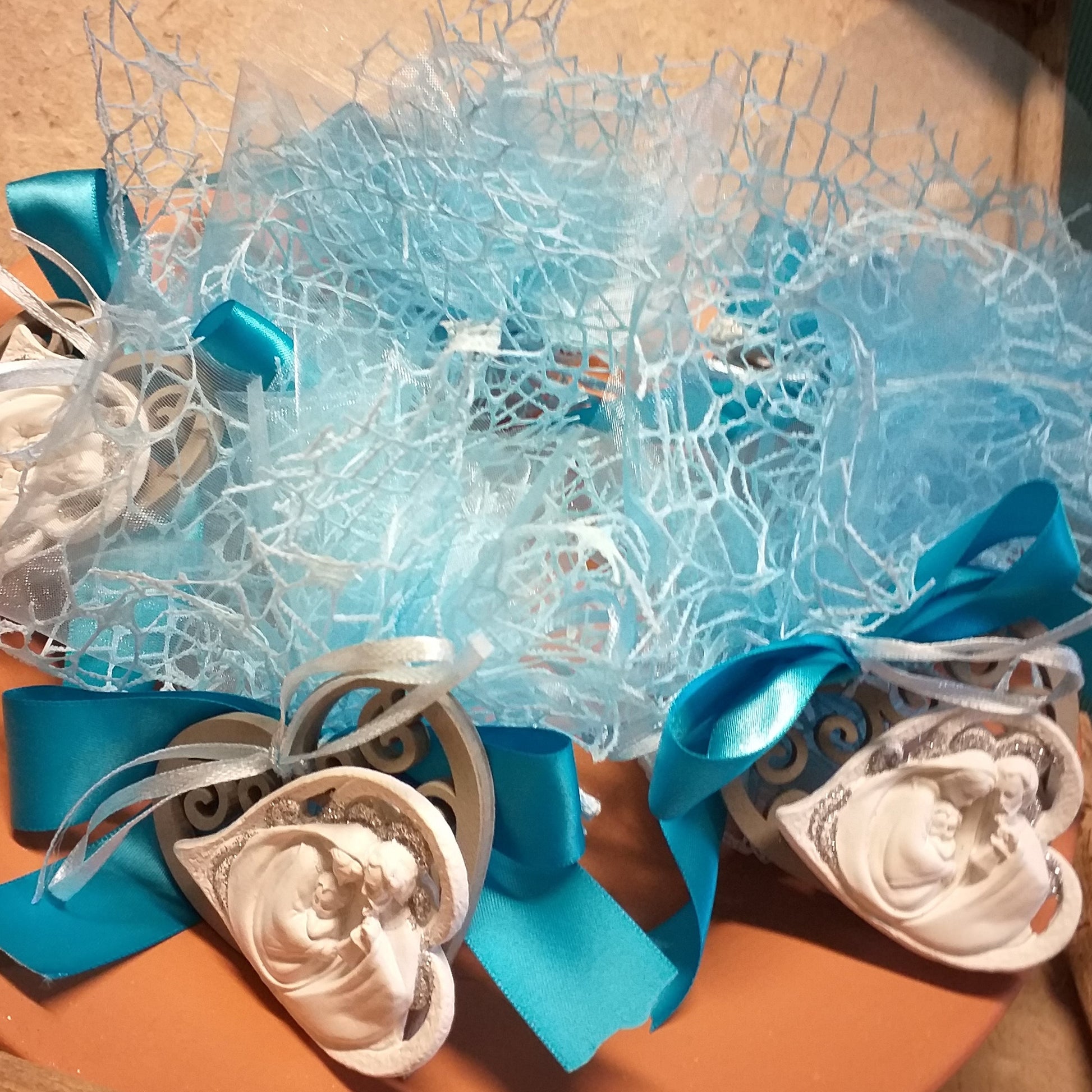 Idea confezionamento packaging segnaposto bomboniere fai da te icona religiosa sacra famiglia battesimo con sacchetti portaconfetti tulle centrino rete velo con tirante