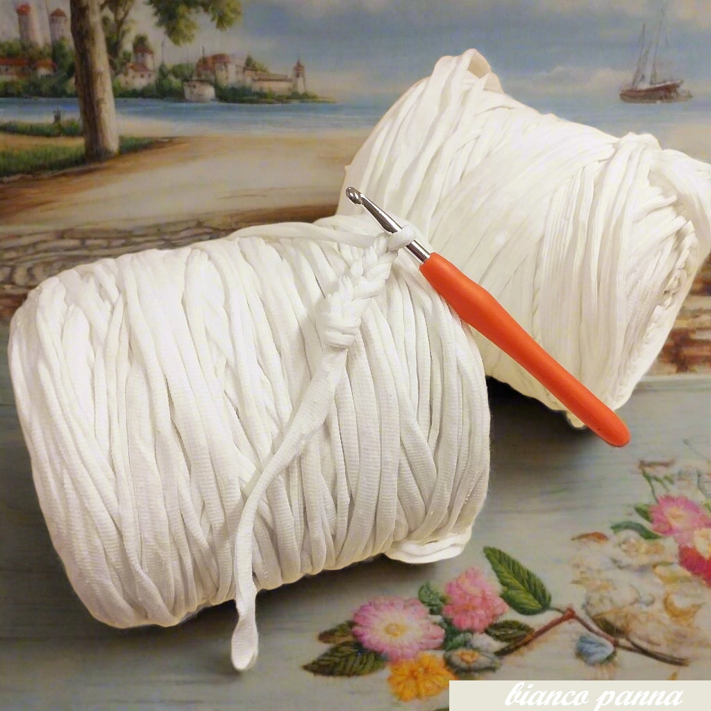 bianco panna eco cotone lycra fettuccia wiggly cucirini tre stelle per borse uncinetto cestini estivi pochette clutch bags sacche mare spiaggia zainetti amigurumi lavori crochet estivi filato yarn garne t-shirt colorato moda fashion abbigliamento sporta piscina