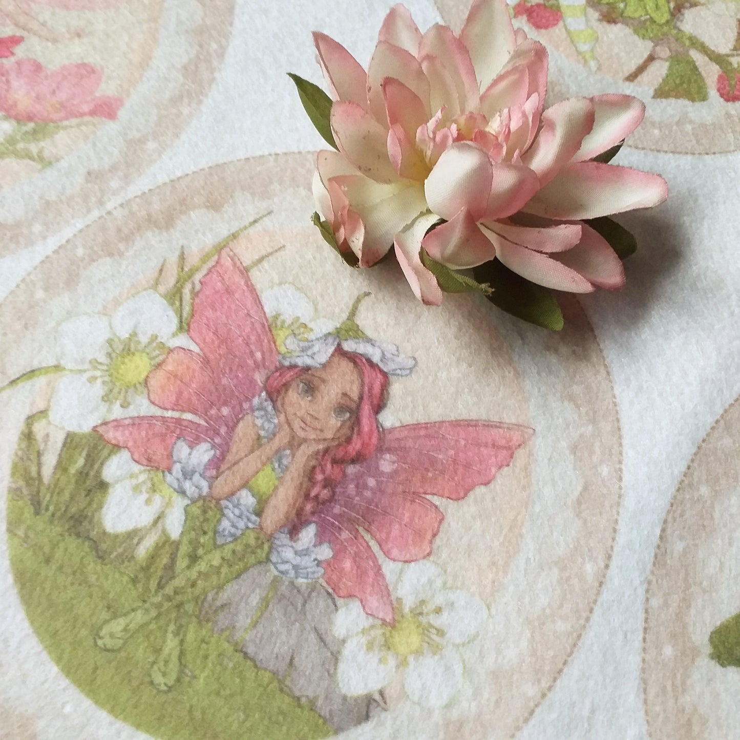 ninfea ed elfo del bosco fatina dei fiori medaglioni pannello pannolenci stampato per fioristi decorazioni addobbi albero di natale vetrinistica packaging