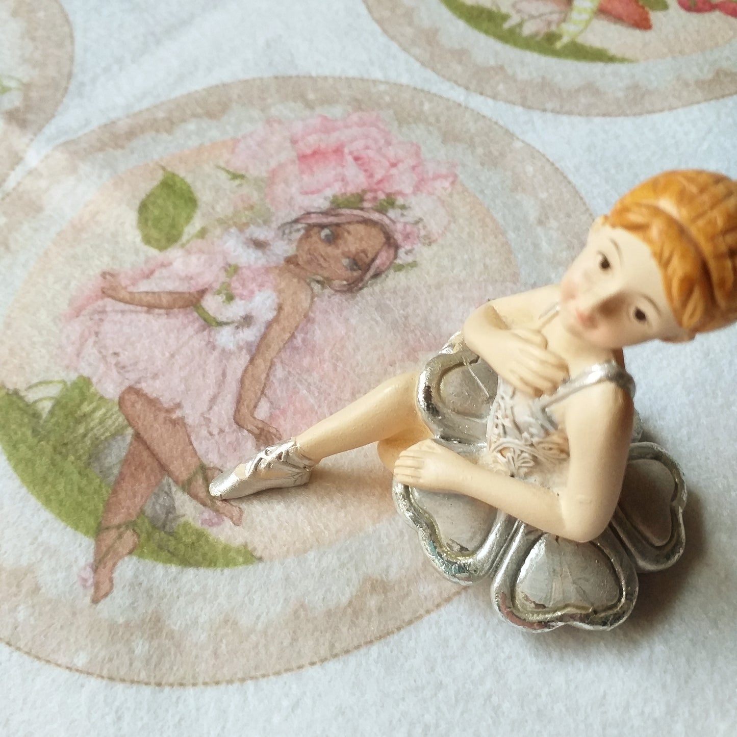 fata ballerina elfi del bosco fatine dei fiori lilla rosa giallo medaglioni pannello pannolenci stampato per fioristi decorazioni addobbi albero di natale vetrinistica packaging