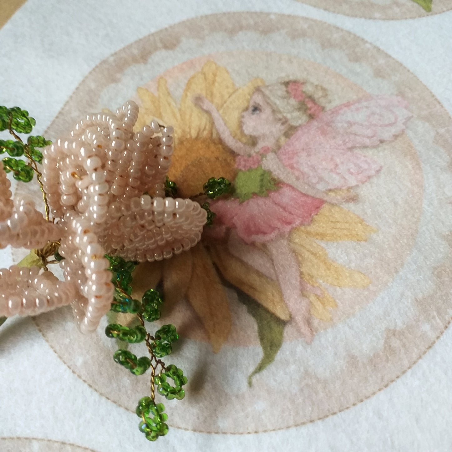 fiorellini perline per composizioni con elfi del bosco fatine dei fiori rosa giallo medaglioni pannello pannolenci stampato per fioristi decorazioni addobbi albero di natale vetrinistica packaging