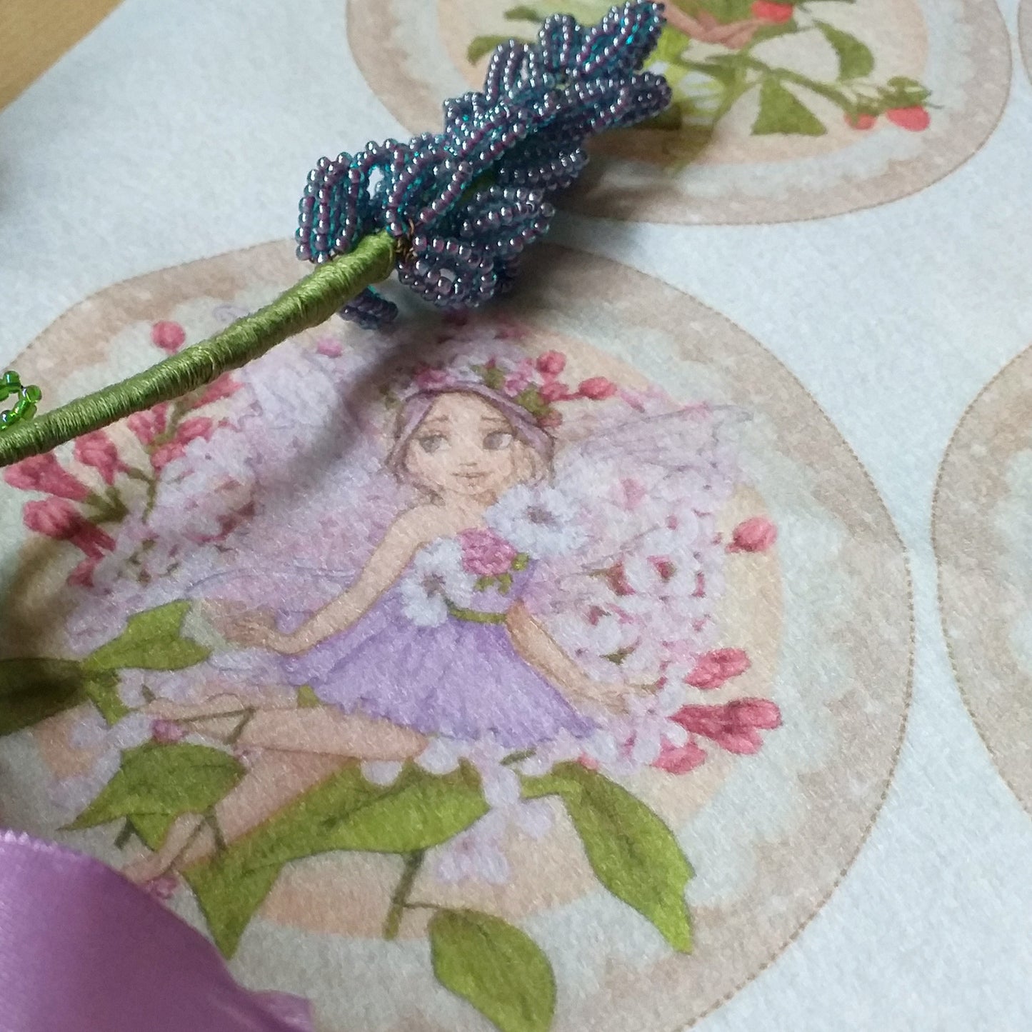 lavanda di perline per composizioni con elfi del bosco fatine dei fiori lilla rosa giallo medaglioni pannello pannolenci stampato per fioristi decorazioni addobbi albero di natale vetrinistica packaging