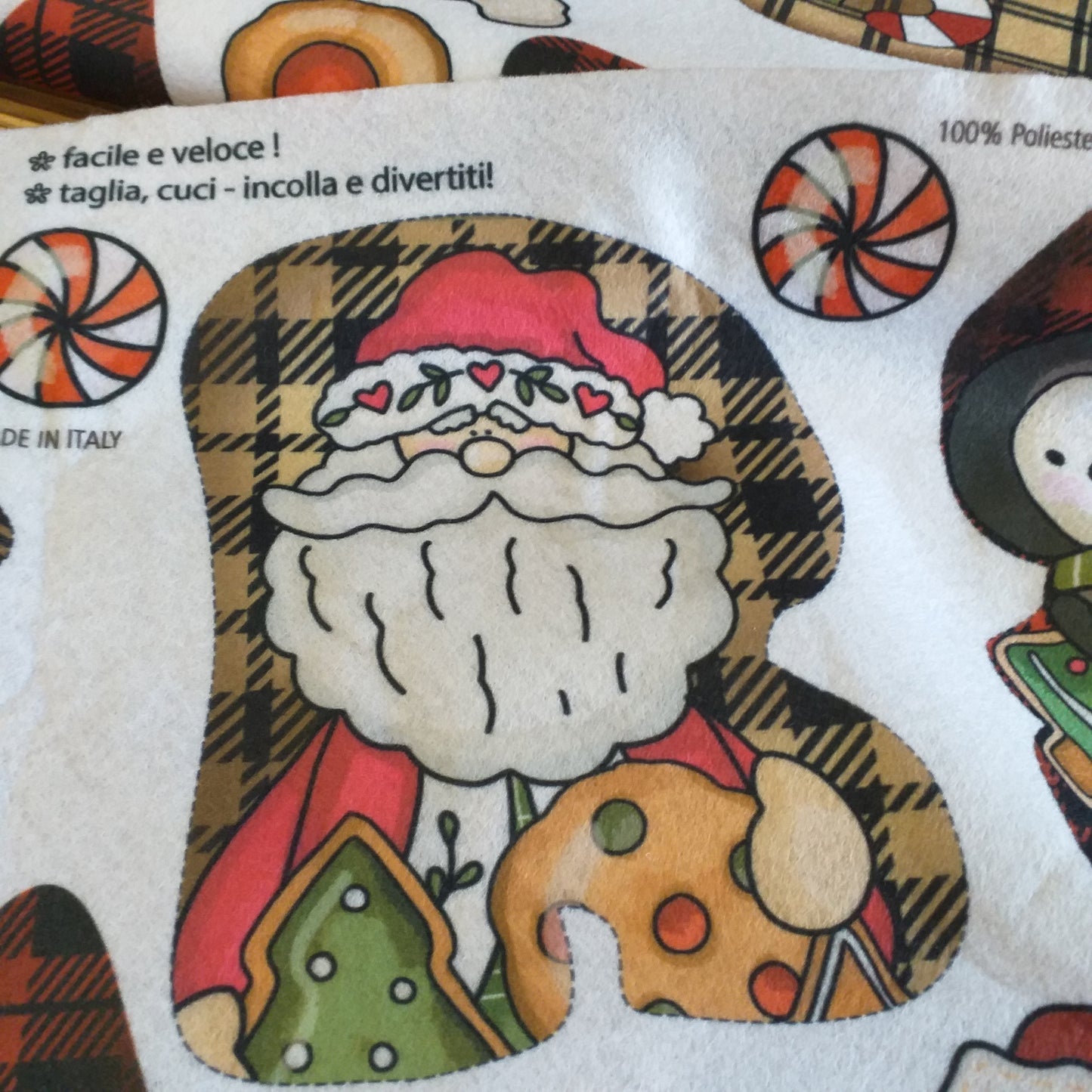 lettera R della scritta auguri stile cotonine americane pannello pannolenci stampato motivi da ritaglio cucito creativo idee per creare addobbi decorazioni di pezza stoffa tessuto auguri banner cetrotavola o albero di Natale