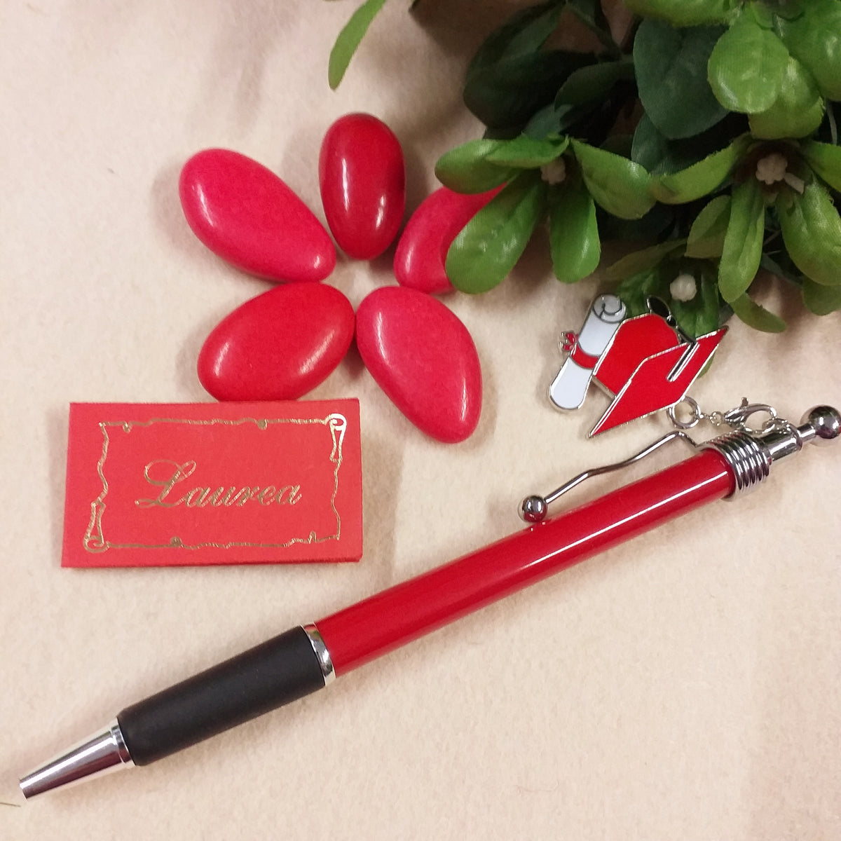 Penna bomboniera laurea biro rossa con scatolina astuccio e ciondolo –  hobbyshopbomboniere