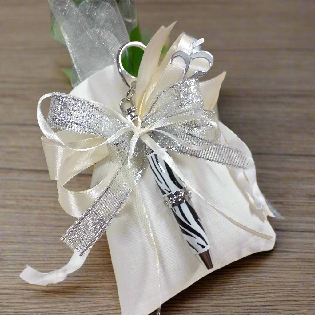 sacchettino tela bianco panna confezionato mini penna biro smaltata zebrata portachiavi bomboniera 25° anniversario matrimonio con fiocco coccarda nastro panna argento