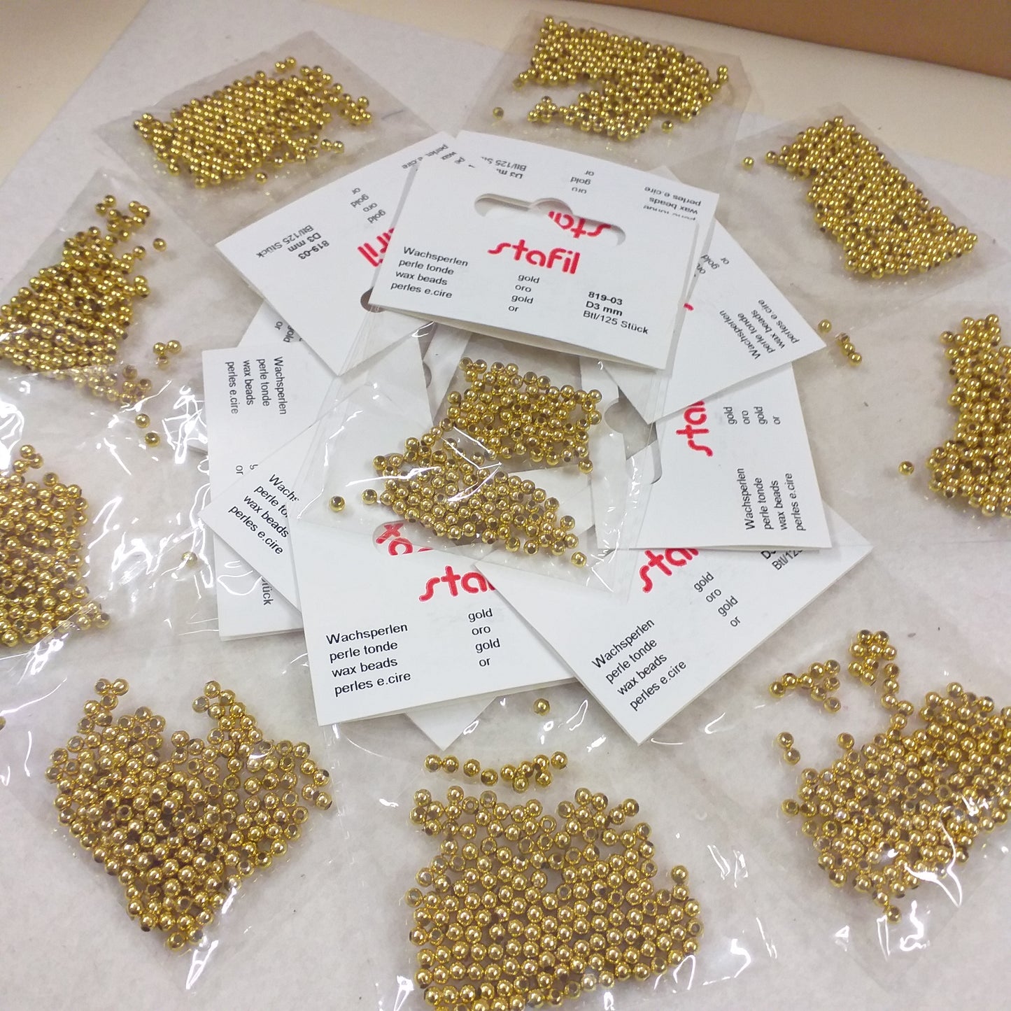 3 mm 125 pezzi Stafil 819-03 hobby perline dorate cerate di plastica metallizzate oro con foro fai da te gioielli decorazioni vestiti rotonde sintetiche piccole per collane uso lavoretti bigiotteria perle bomboniere 50 anni di matrimonio anniversario nozze