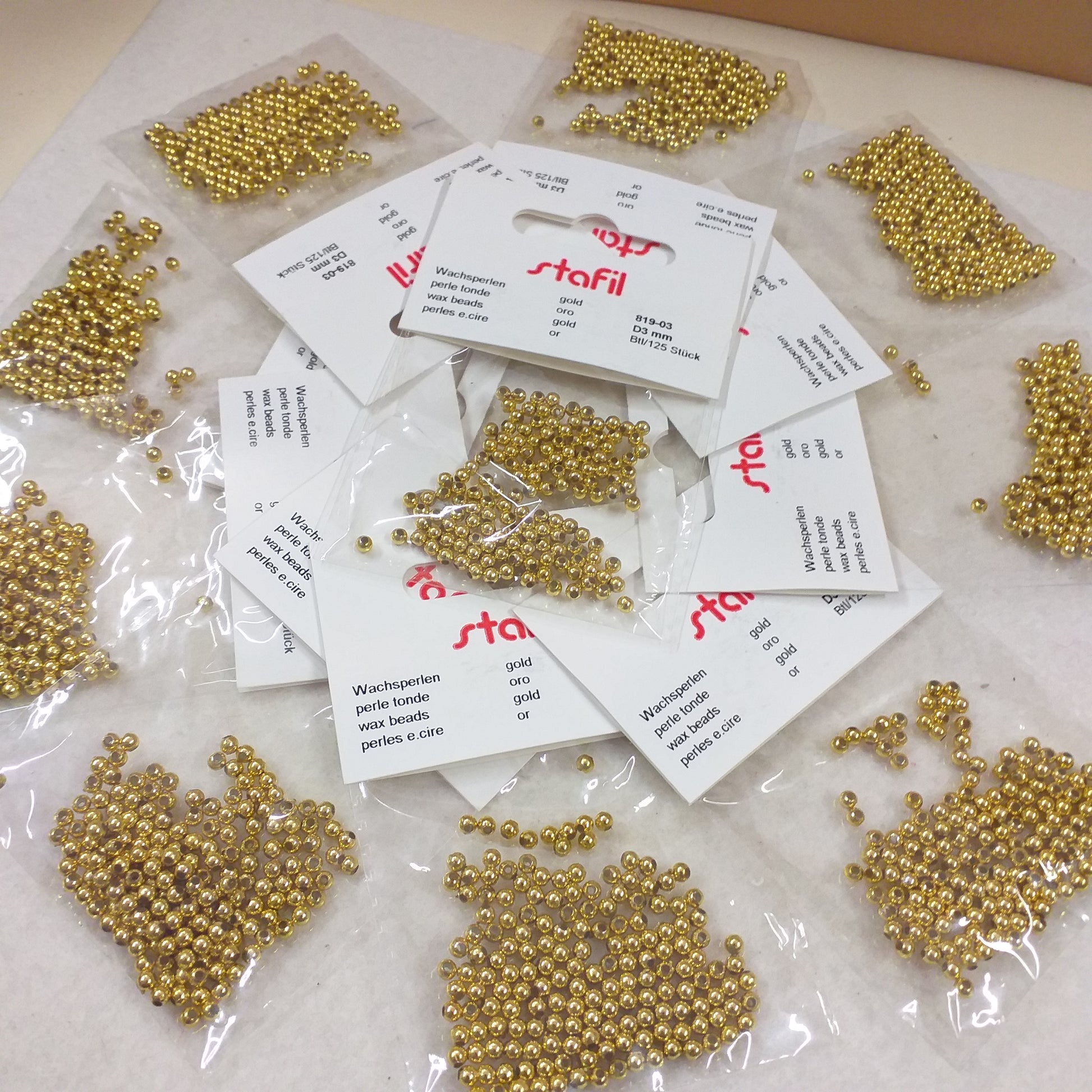 3 mm 125 pezzi Stafil 819-03 hobby perline dorate cerate di plastica metallizzate oro con foro fai da te gioielli decorazioni vestiti rotonde sintetiche piccole per collane uso lavoretti bigiotteria perle bomboniere 50 anni di matrimonio anniversario nozze