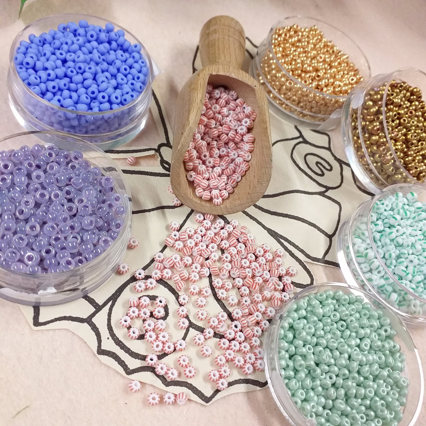 assortimento lilla lavanda verde chiaro rosso bianco oro bronzo rocailles in vetro perline indiane conteria veneziana hobby bijoux fiori Venezia piante alberi bonsai metalliche esclusive colori metal particolari per bigiotteria gioielli di perle