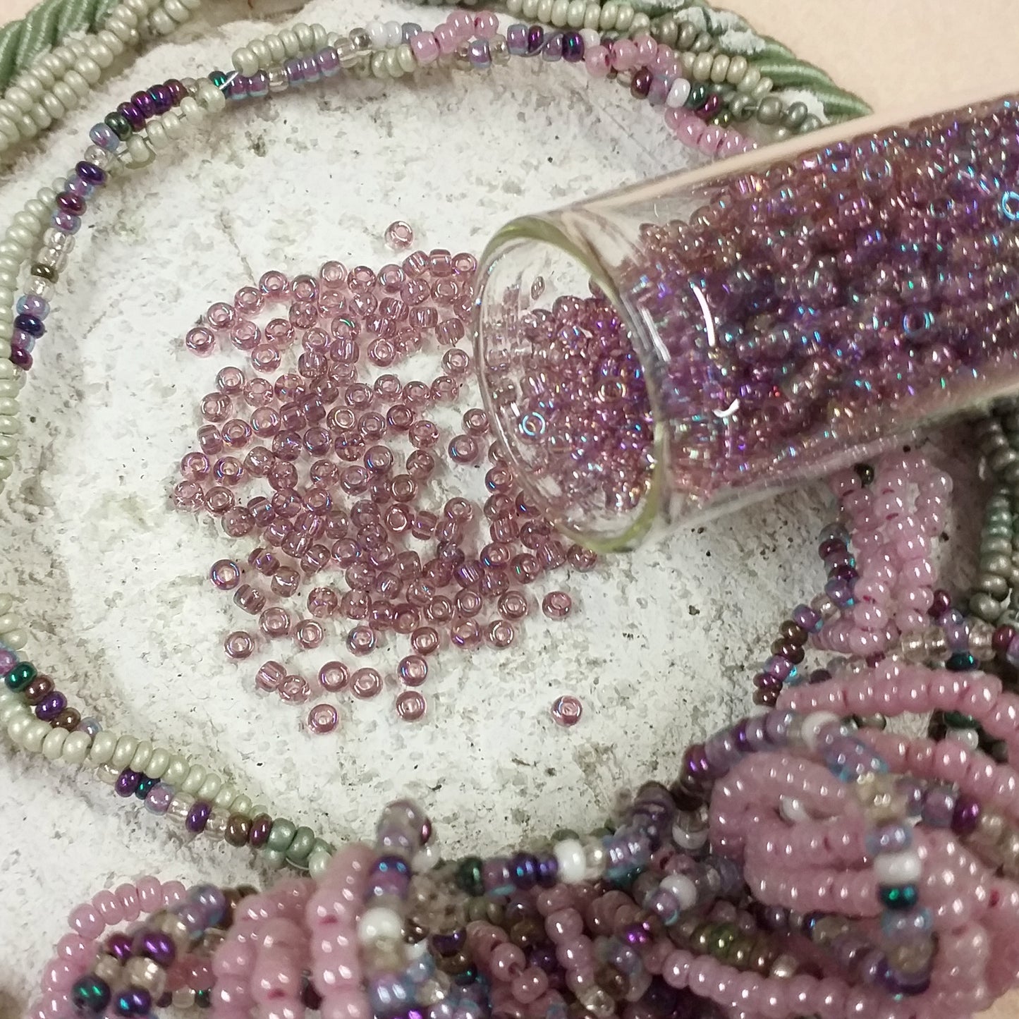 bordeaux riflessi rosa colori cangianti iridati iridescenti arcobaleno perline conteria veneziana vetro rocailles lavori creazioni fiori animaletti tessitura tissage danese bamboline di perle