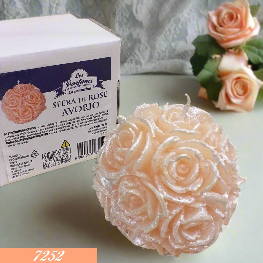 originale candela natalizia forma sfera palla con bocciolo rose pesca crema confezionata scatola astuccio per centrotavola idea regalo vetrinistica packaging pasquale festa della mamma